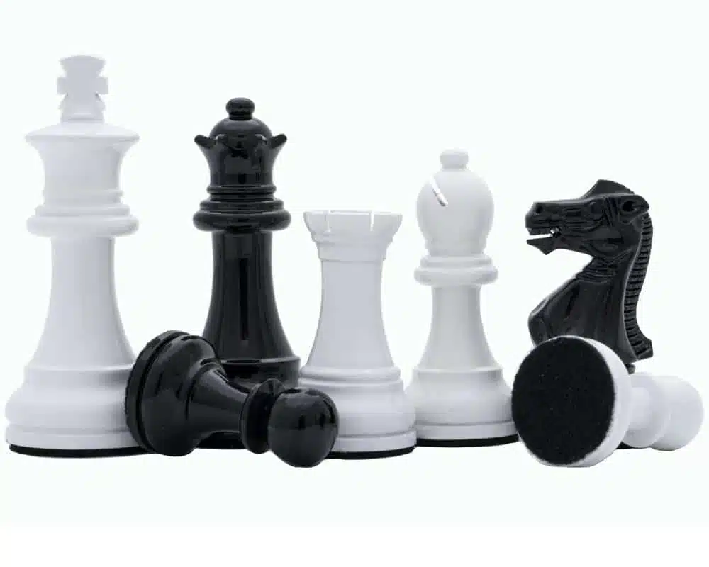 Set di Scacchi Bianco e Nero in Legno con Scacchiera su Piede e Cassetto - immagine 4