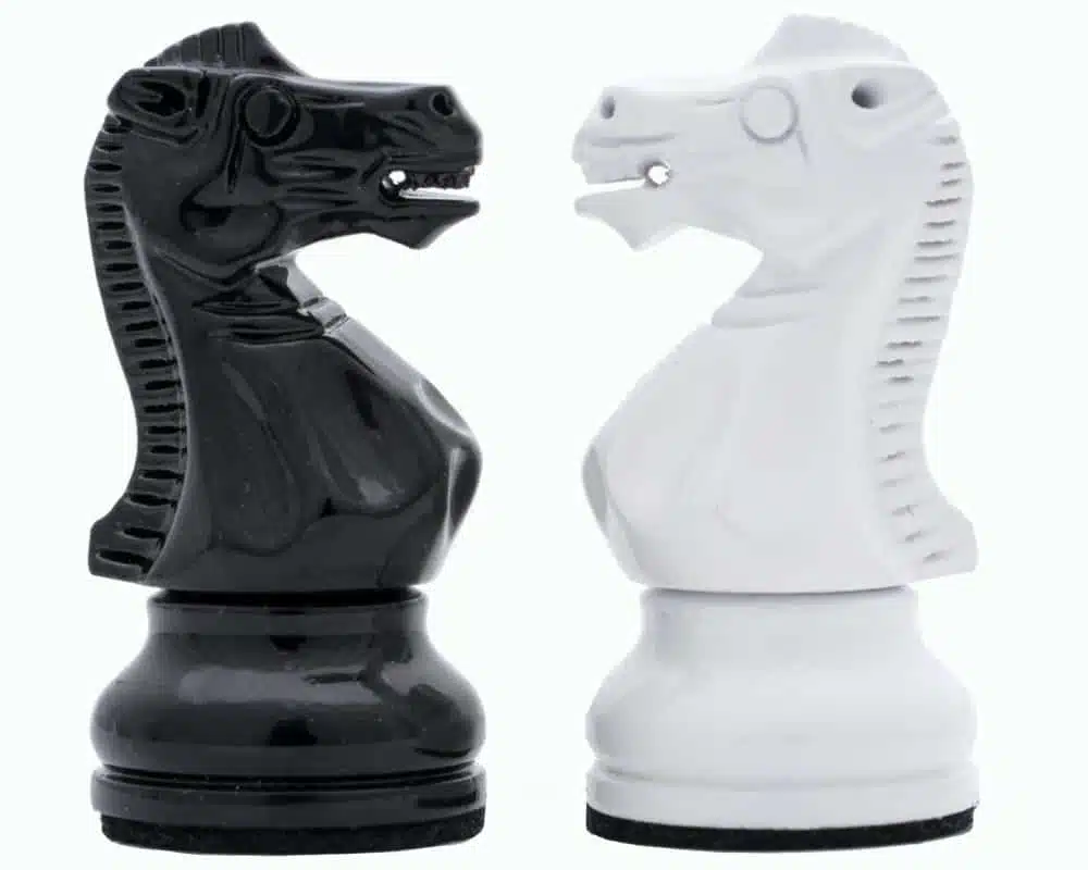 Set di Scacchi Bianco e Nero in Legno con Scacchiera su Piede e Cassetto - immagine 5