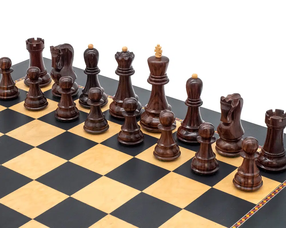 Set di Scacchi e Scacchiera in Legno 'La Regina degli Scacchi' - immagine 4