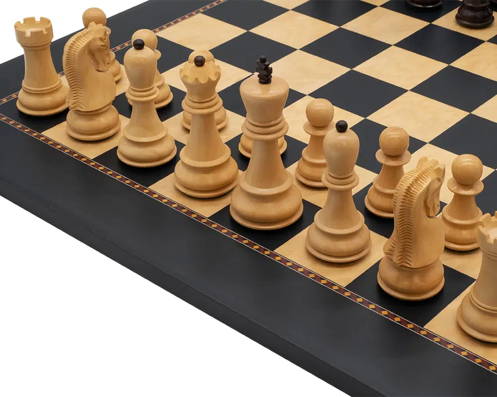Set di Scacchi e Scacchiera in Legno 'La Regina degli Scacchi' - immagine 3