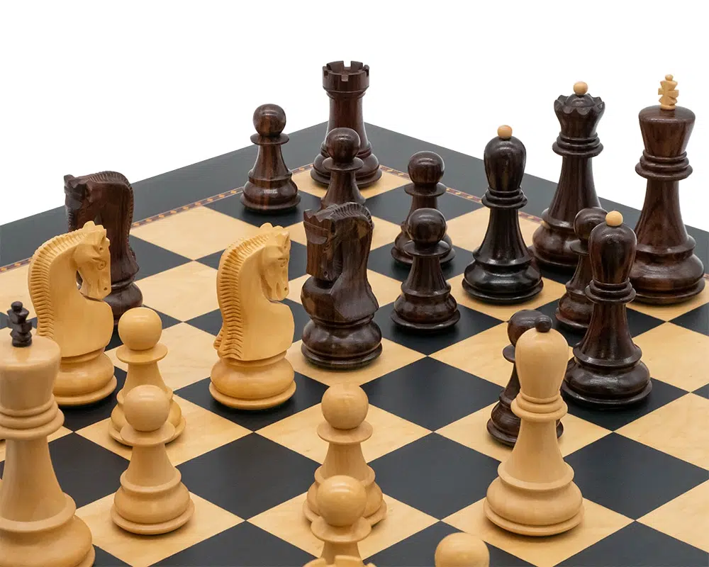 Set di Scacchi e Scacchiera in Legno 'La Regina degli Scacchi' - immagine 2