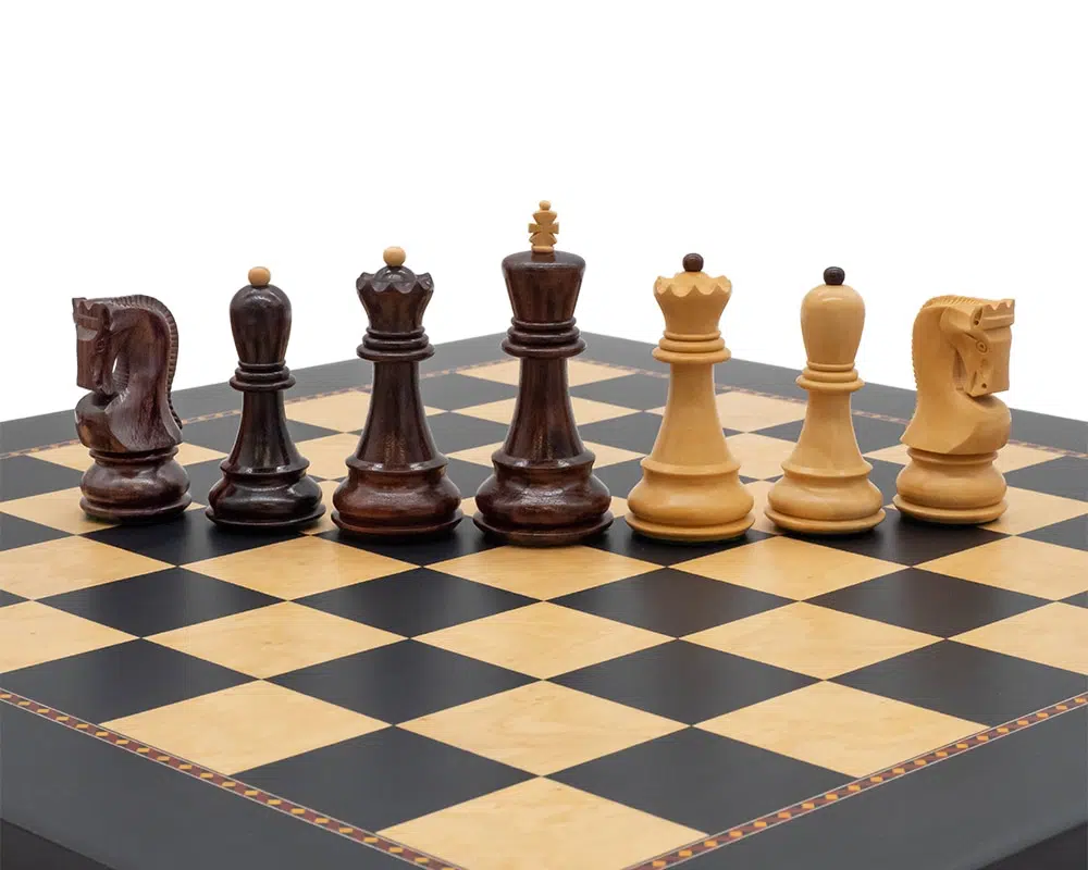 Set di Scacchi e Scacchiera in Legno 'La Regina degli Scacchi' - immagine 5