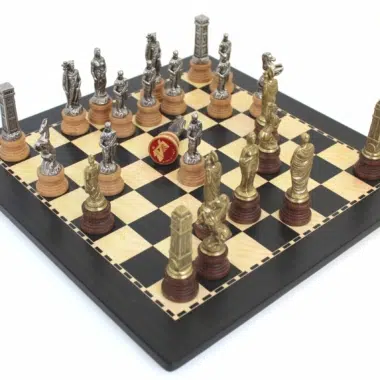 Alternative view of Set di Scacchi Romani vs Barbari e Scacchiera in Legno