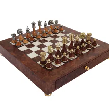 Scacchiera con Piedistallo in Legno di Olmo e Radica con Cassetto Portapezzi e Pezzi degli Scacchi Staunton in Legno e Ottone