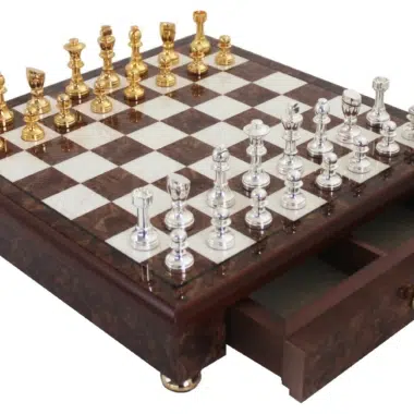 Pezzi degli Scacchi Staunton in Ottone Placcato Oro e Argento e Scacchiera su Piedistallo con Cassetto Portapezzi in Legno