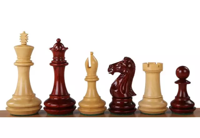Pièces d'Échecs en Bois de Padouk et Buis