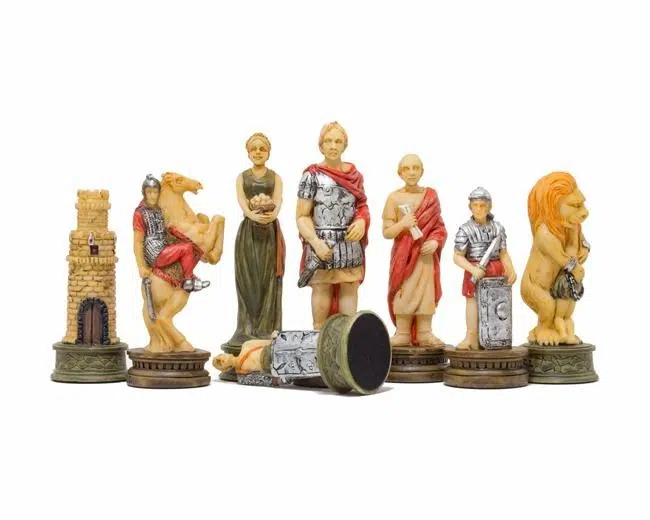 Set di Scacchi Romani VS Gladiatori con Scacchiera in Legno di Acero - immagine 2
