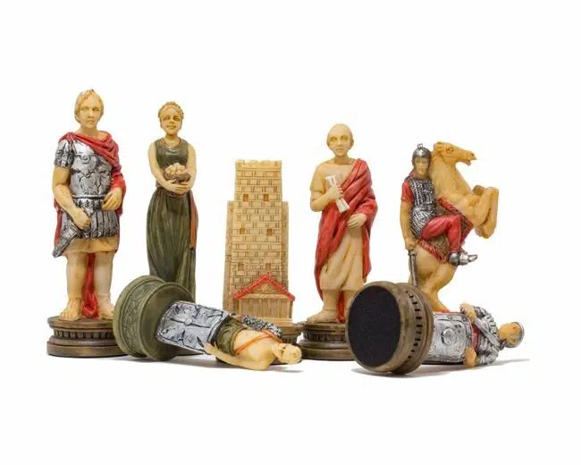 Set di Scacchi Romani VS Gladiatori con Scacchiera in Legno di Acero - immagine 3