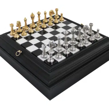 Set di Scacchi in Metallo Placcato Oro e Argento con Scacchiera Bianca e Nera in Legno Laccato e Piano in Marmo