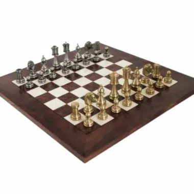 Set di Scacchi in Ottone Massiccio e Scacchiera in Legno di Olmo e Radica con Finitura Lucida