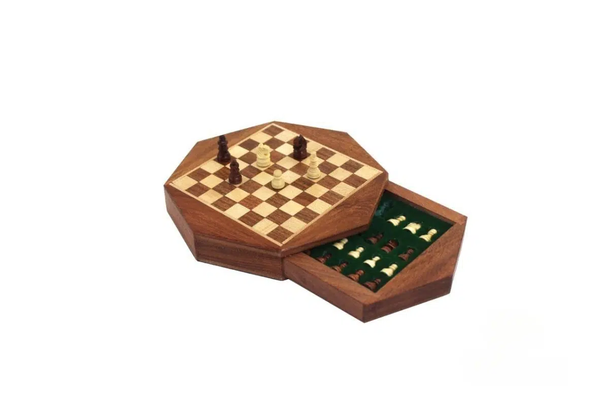Set di Scacchi Magnetico Ottagonale in Legno di Acacia con Cassetto Portapezzi - immagine 2