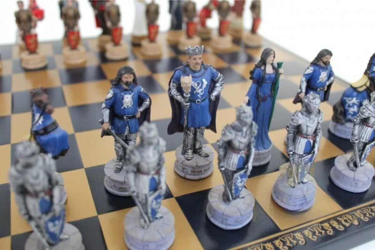 Set di Scacchi Re Artù in Resina e Scacchiera in Similpelle Blu - immagine 2