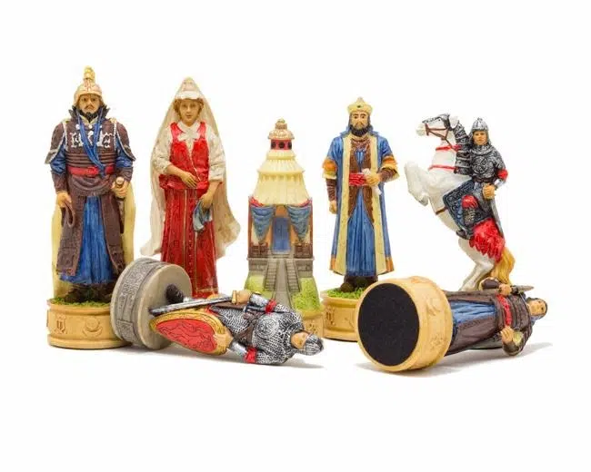 Set di Scacchi Russi VS Mongoli con Scacchiera in Legno di Olmo e Erica Laccata - immagine 3