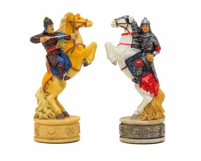 Set di Scacchi Russi VS Mongoli con Scacchiera in Legno di Olmo e Erica Laccata - immagine 5