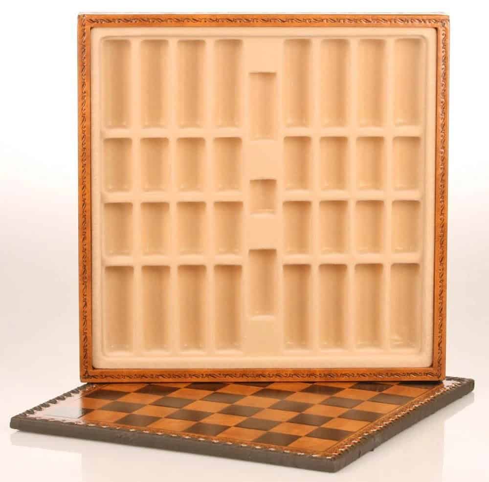 Set di Scacchi a Tema Guerra di Troia - Pezzi Dipinti a Mano e Scacchiera in Similpelle 48x48cm - immagine 10