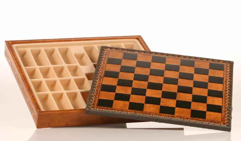 Set di Scacchi a Tema Guerra di Troia - Pezzi Dipinti a Mano e Scacchiera in Similpelle 48x48cm - immagine 12