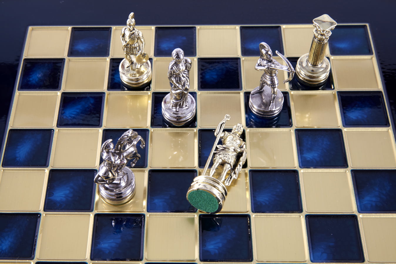 Piccolo Set di Scacchi in Metallo Argento e Oro Archers - Scatola in Legno Laminato con Scacchiera in Metallo - immagine 30