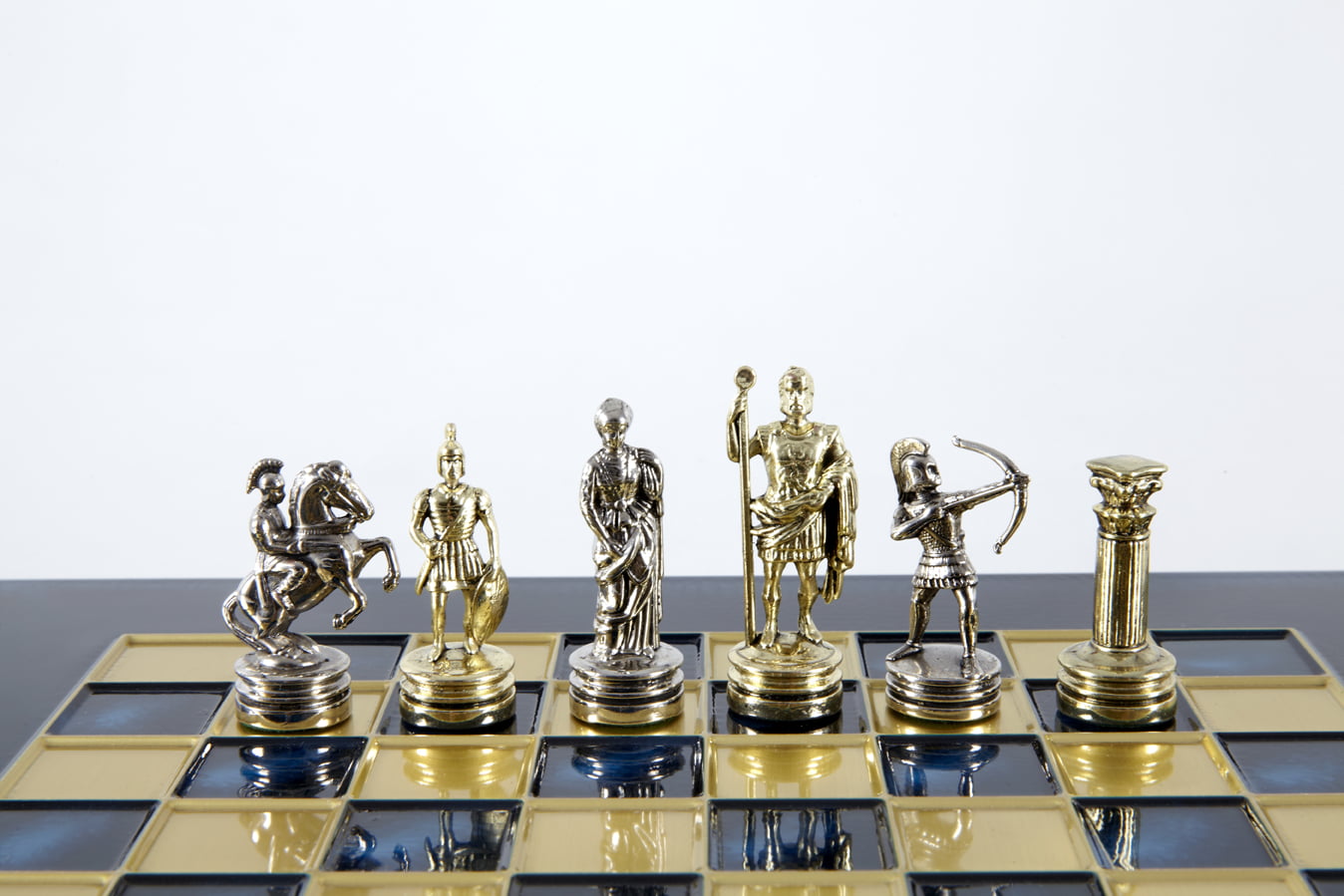 Piccolo Set di Scacchi in Metallo Argento e Oro Archers - Scatola in Legno Laminato con Scacchiera in Metallo - immagine 29