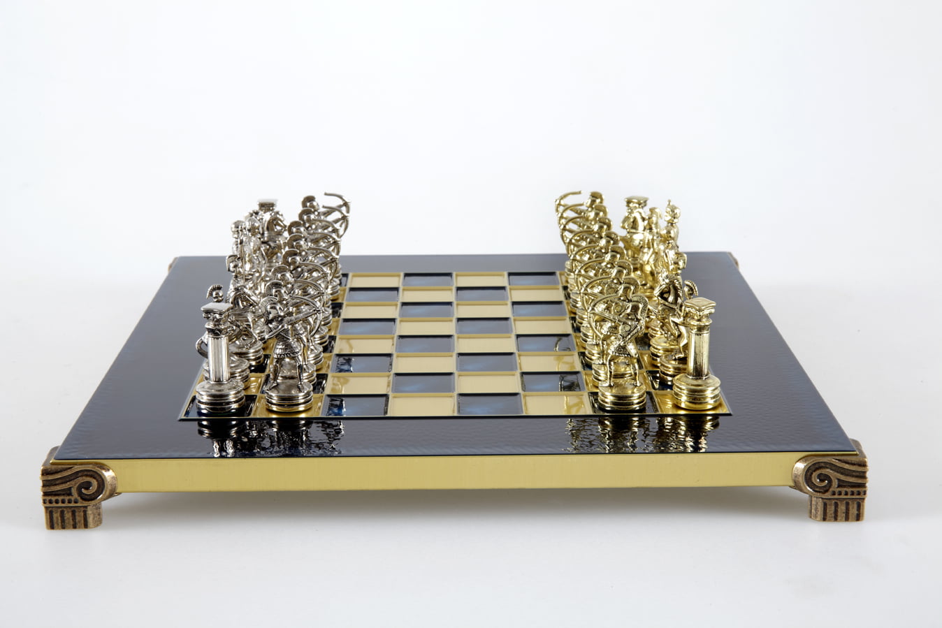 Piccolo Set di Scacchi in Metallo Argento e Oro Archers - Scatola in Legno Laminato con Scacchiera in Metallo - immagine 25