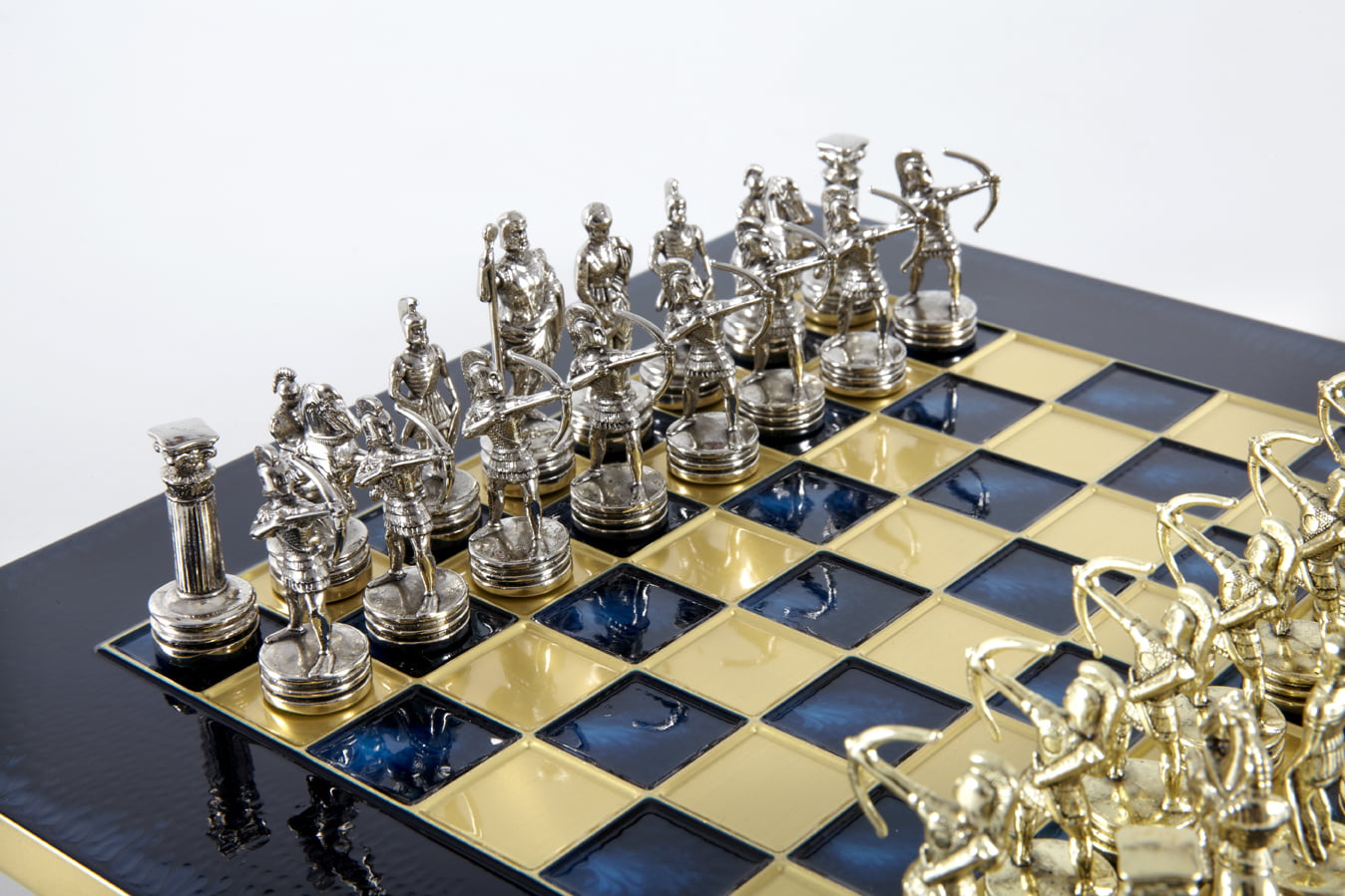 Piccolo Set di Scacchi in Metallo Argento e Oro Archers - Scatola in Legno Laminato con Scacchiera in Metallo - immagine 27