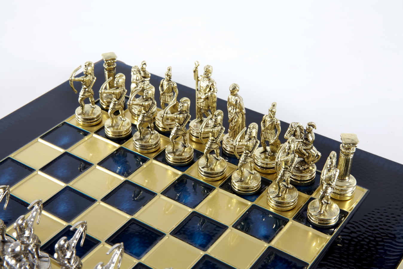 Piccolo Set di Scacchi in Metallo Argento e Oro Archers - Scatola in Legno Laminato con Scacchiera in Metallo - immagine 28