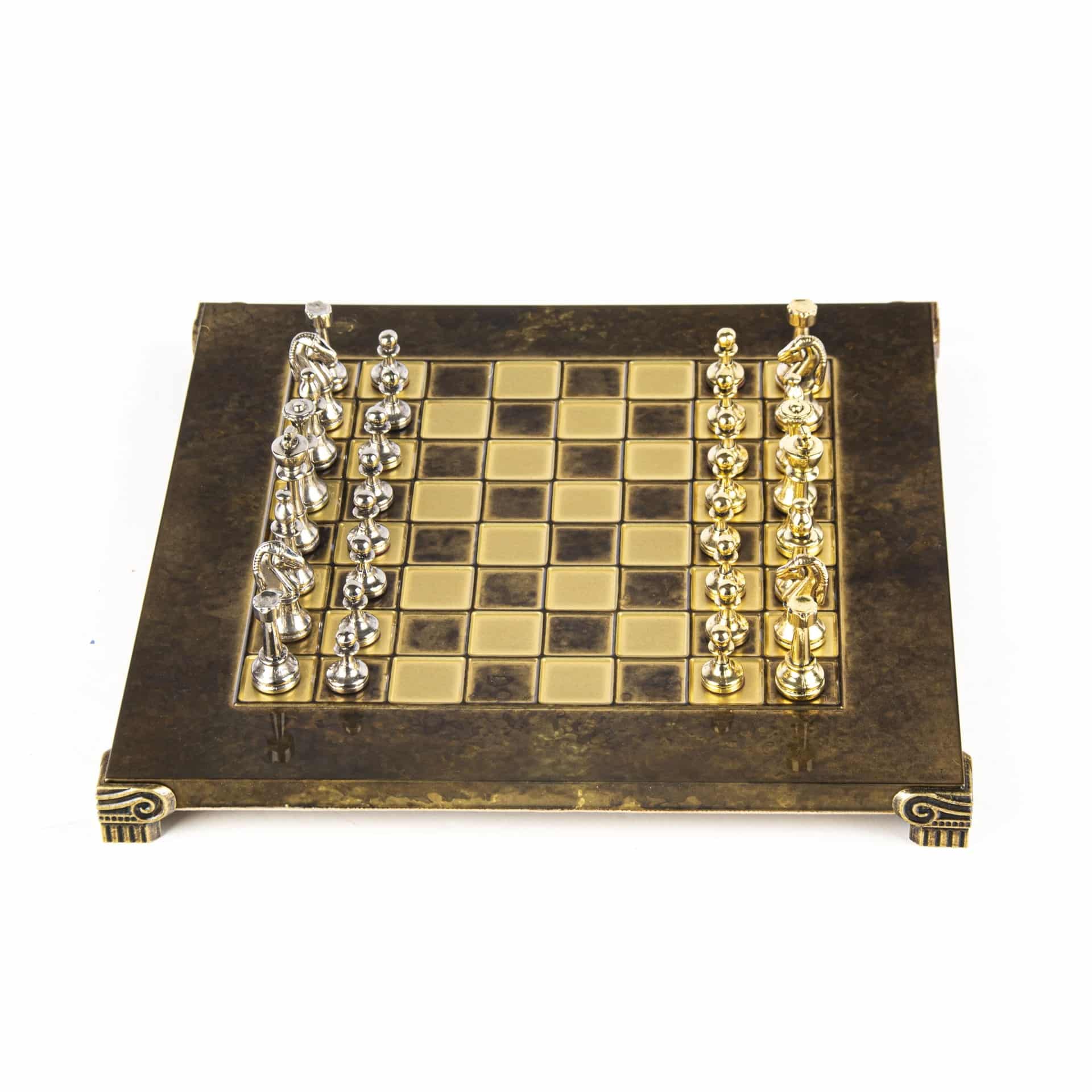 Piccolo Set di Scacchi Staunton in Metallo Argento e Oro con Scacchiera su Piedistallo in Metallo e Scatola Portapezzi - immagine 2