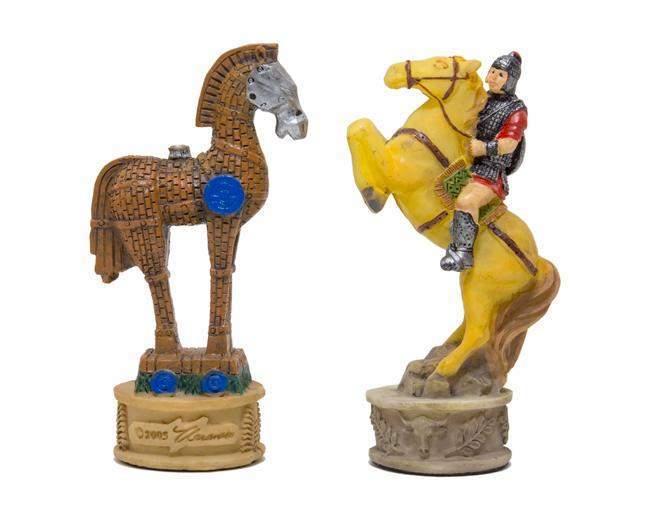 Set di Scacchi a Tema Guerra di Troia - Pezzi Dipinti a Mano e Scacchiera in Similpelle 48x48cm - immagine 4