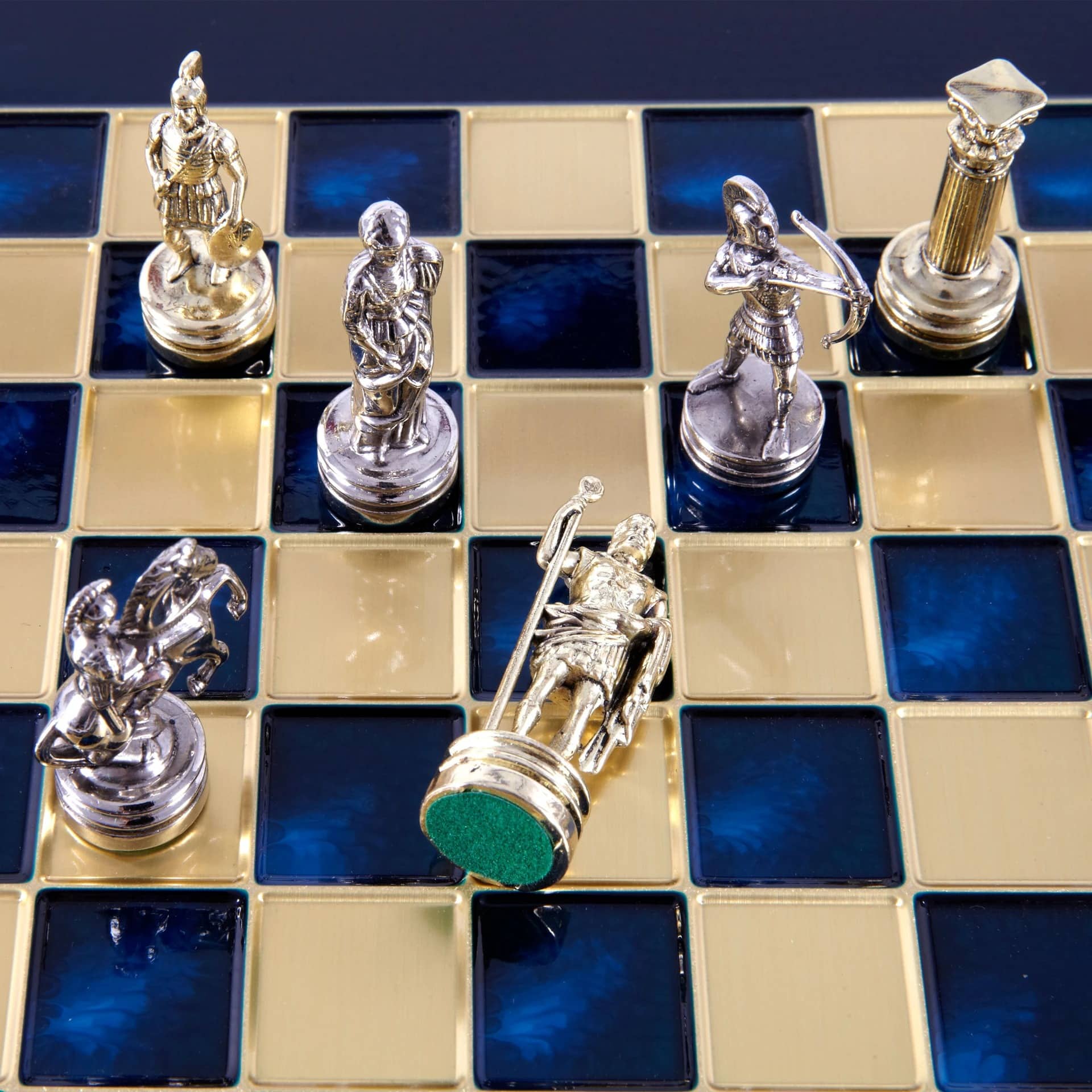 Piccolo Set di Scacchi in Metallo Argento e Oro Archers - Scatola in Legno Laminato con Scacchiera in Metallo - immagine 24