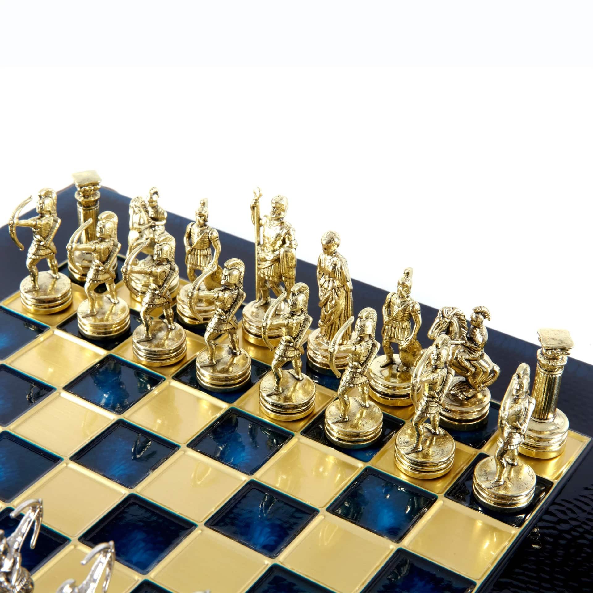 Piccolo Set di Scacchi in Metallo Argento e Oro Archers - Scatola in Legno Laminato con Scacchiera in Metallo - immagine 22