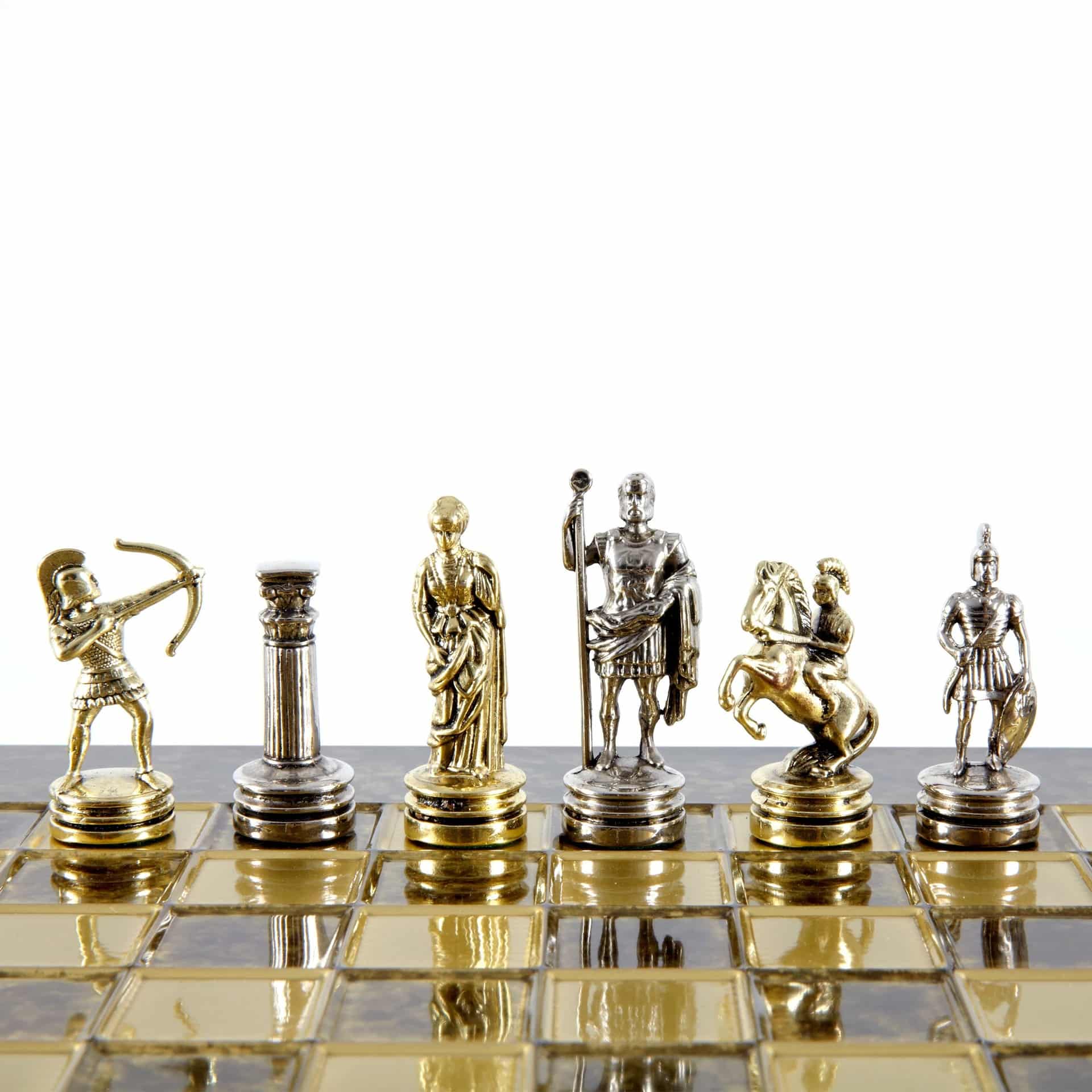 Piccolo Set di Scacchi in Metallo Argento e Oro Archers - Scatola in Legno Laminato con Scacchiera in Metallo - immagine 11
