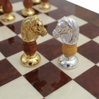 Jeu d’Echecs de Luxe Echiquier en Bois de Bruyère avec Tiroir et Pieces en Laiton Plaque Or et Argent