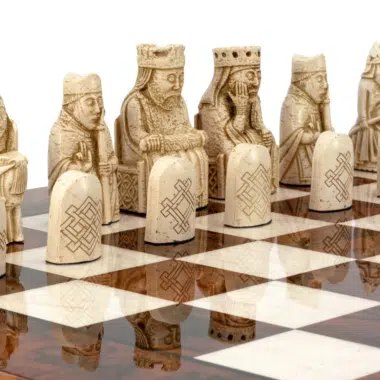 Jeu d’Echecs Grand Format 60 cm – Pièces en Résine Reproduction Ile de Lewis