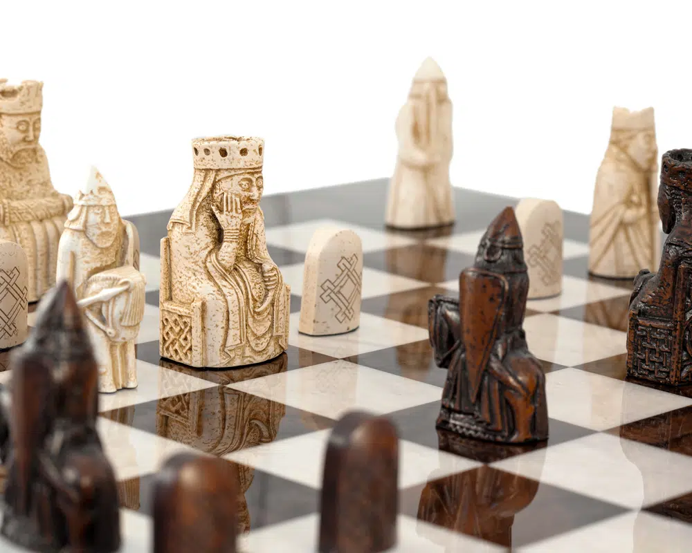 Jeu d’Echecs Grand Format 60 cm – Pièces en Résine Reproduction Ile de Lewis