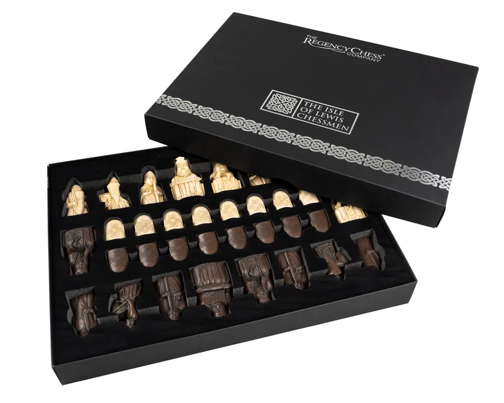 Jeu d’Echecs Grand Format 60 cm – Pièces en Résine Reproduction Ile de Lewis