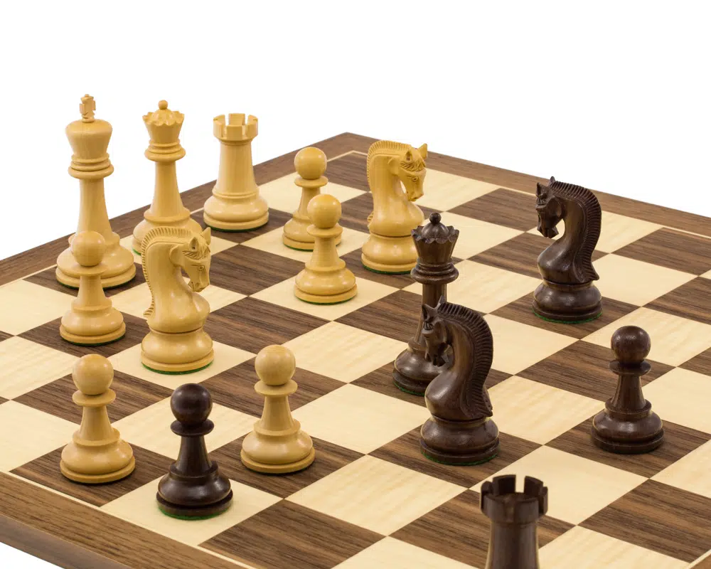 Ensemble d’échecs Leningrad en Acacia et Noyer