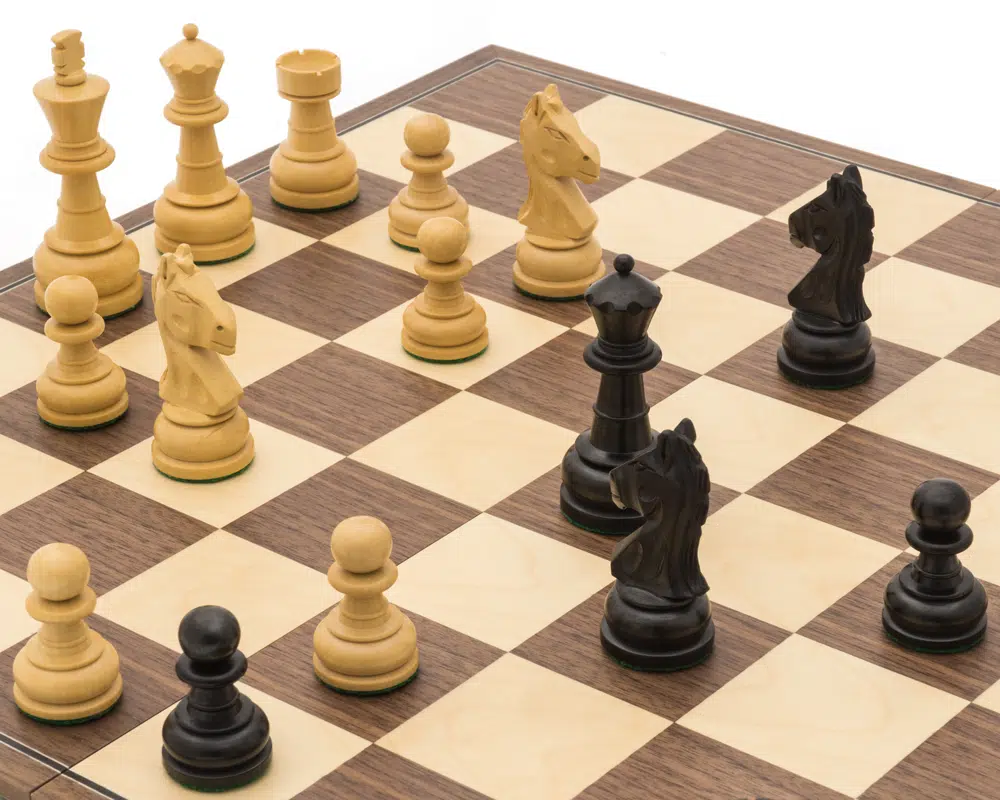 Ensemble d’Echecs Emerald – Pièces Staunton en Bois de Buis et Echiquier Pliable en Bois de Noyer et Erable