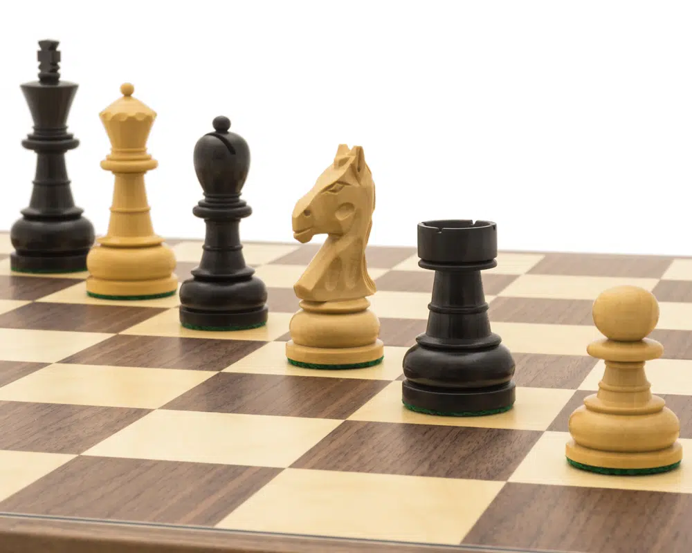 Ensemble d’Echecs Emerald – Pièces Staunton en Bois de Buis et Echiquier Pliable en Bois de Noyer et Erable