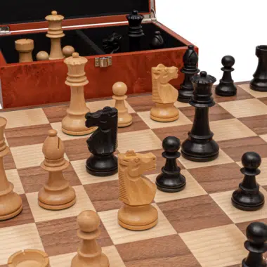 Ensemble d’Echecs Staunton Conquest – Pièces en Bois et Echiquier Pliant en Bois de Noyer et Erable