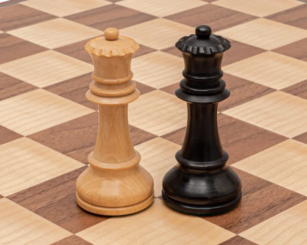 Ensemble d’Echecs Staunton Conquest – Pièces en Bois et Echiquier Pliant en Bois de Noyer et Erable