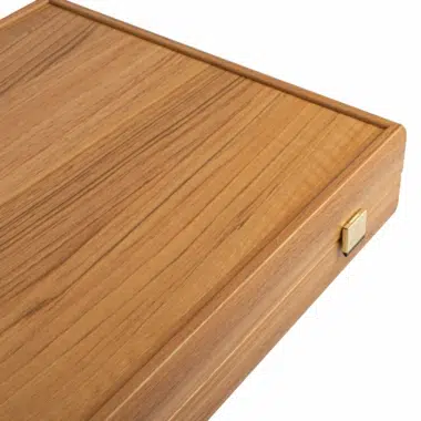 Détail de la boîte en bois du backgammon avec fermoir doré - Le Palais Des Echecs