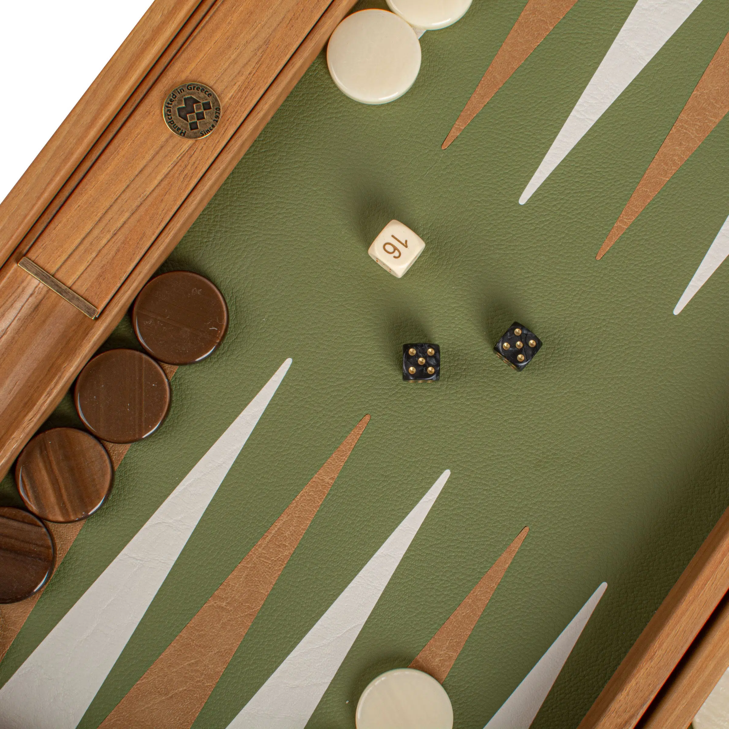 Vue rapprochée des dés et pions sur le plateau de backgammon en action