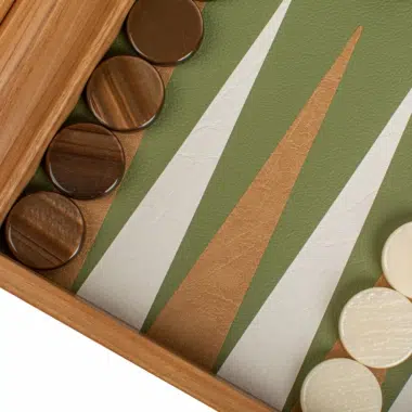 Détails des pions en bois sur le plateau de backgammon au design élégant