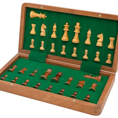 Pièces d'échecs en bois bien rangées avec velours vert - Le Palais Des Echecs