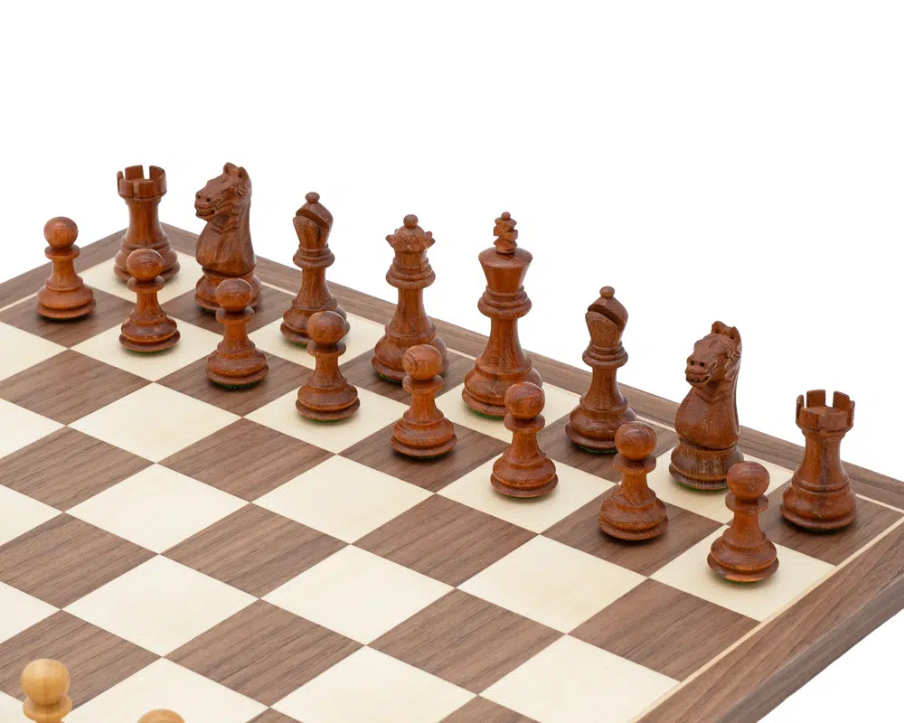 Détail des pièces en bois foncé du jeu d'échecs Fierce Knight Tournoi Premium