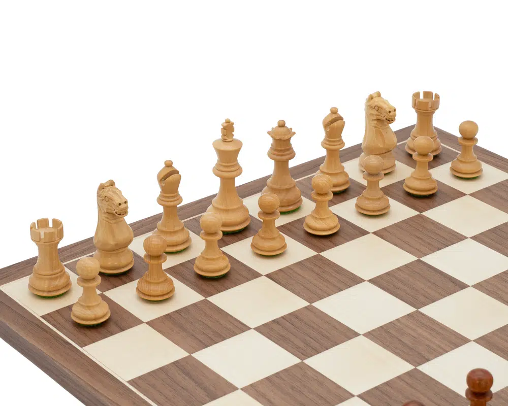 Détail des pièces en bois clair du jeu d'échecs Fierce Knight Tournoi Premium