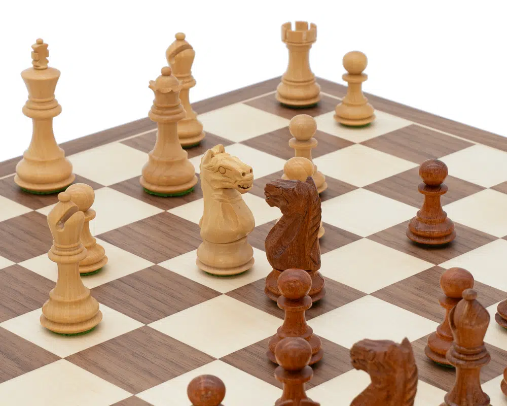 Mise en scène dynamique avec chevaux en bois du jeu d'échecs Fierce Knight