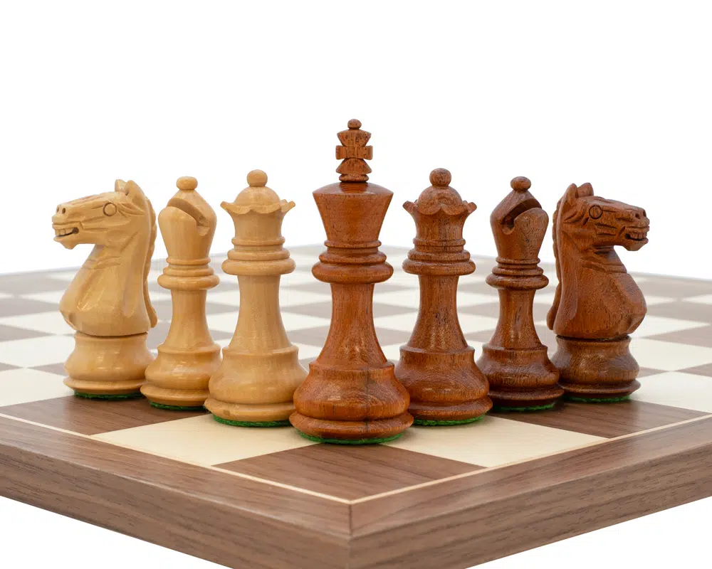 Gros plan sur les pièces principales du jeu d'échecs Fierce Knight Tournoi Premium
