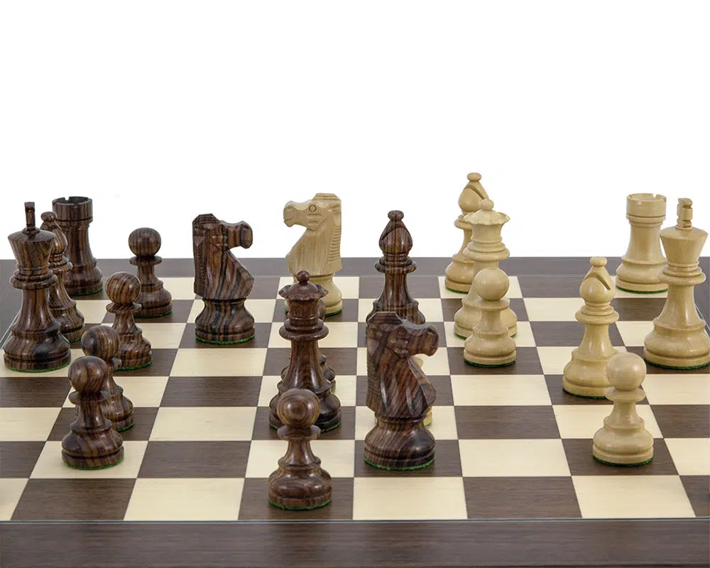 Vue rapprochée du jeu d'échecs Cavalier Français avec pièces en palissandre et ivoire - Le Palais Des Echecs