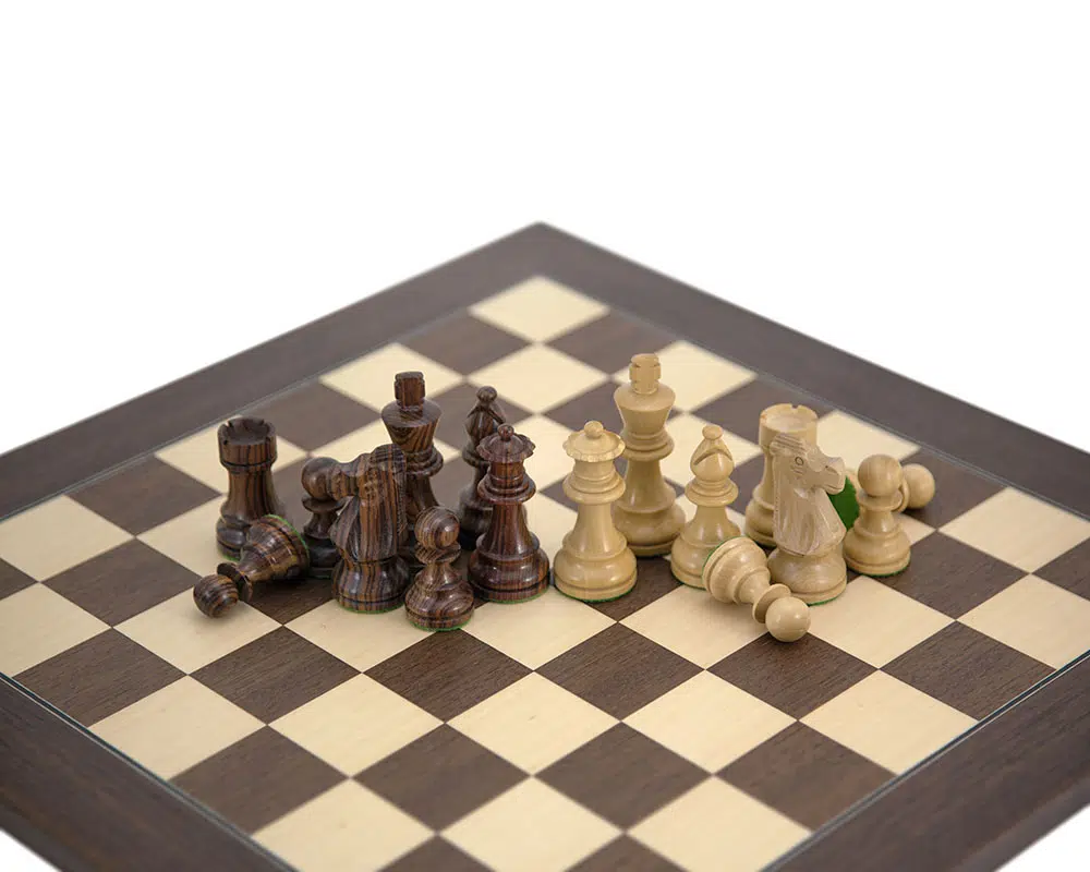 Situation de jeu intense avec le jeu d'échecs Cavalier Français - Le Palais Des Echecs