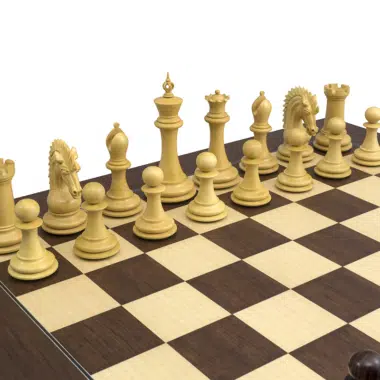 Vue rapprochée des pièces blanches du jeu d'échecs Sheffield Knight Palissandre